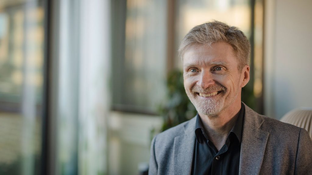 Antalet professorer ska öka från 6 till 14, doktorander från 20 till 60 och postdoktorer från 8 till 35. Professor Erik Elmroth, prefekt för Datavetenskap vid Umeå universitet, är mycket nöjd med hur datavetenskap växer. Foto: Mattias Pettersson.