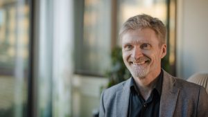 Antalet professorer ska öka från 6 till 14, doktorander från 20 till 60 och postdoktorer från 8 till 35. Professor Erik Elmroth, prefekt för Datavetenskap vid Umeå universitet, är mycket nöjd med hur datavetenskap växer. Foto: Mattias Pettersson.