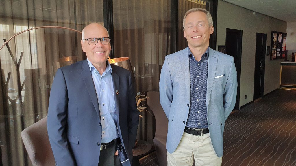 Lars-Olov Söderström (tv) blir ny ordförande för Arctic Business. På bilden tillsammans med avgående ordförande Mikael Backgård.