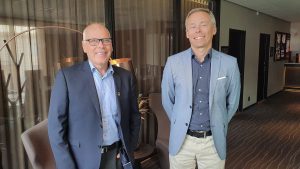 Lars-Olov Söderström (tv) blir ny ordförande för Arctic Business. På bilden tillsammans med avgående ordförande Mikael Backgård.