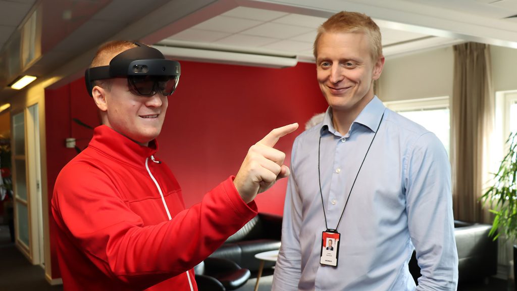Anders Bratt och Anders Markstedt på CGI i Umeå visar vad Hololens 2 från Microsoft kan innebära för visualisering. Många branscher kommer att förändras, tror de.