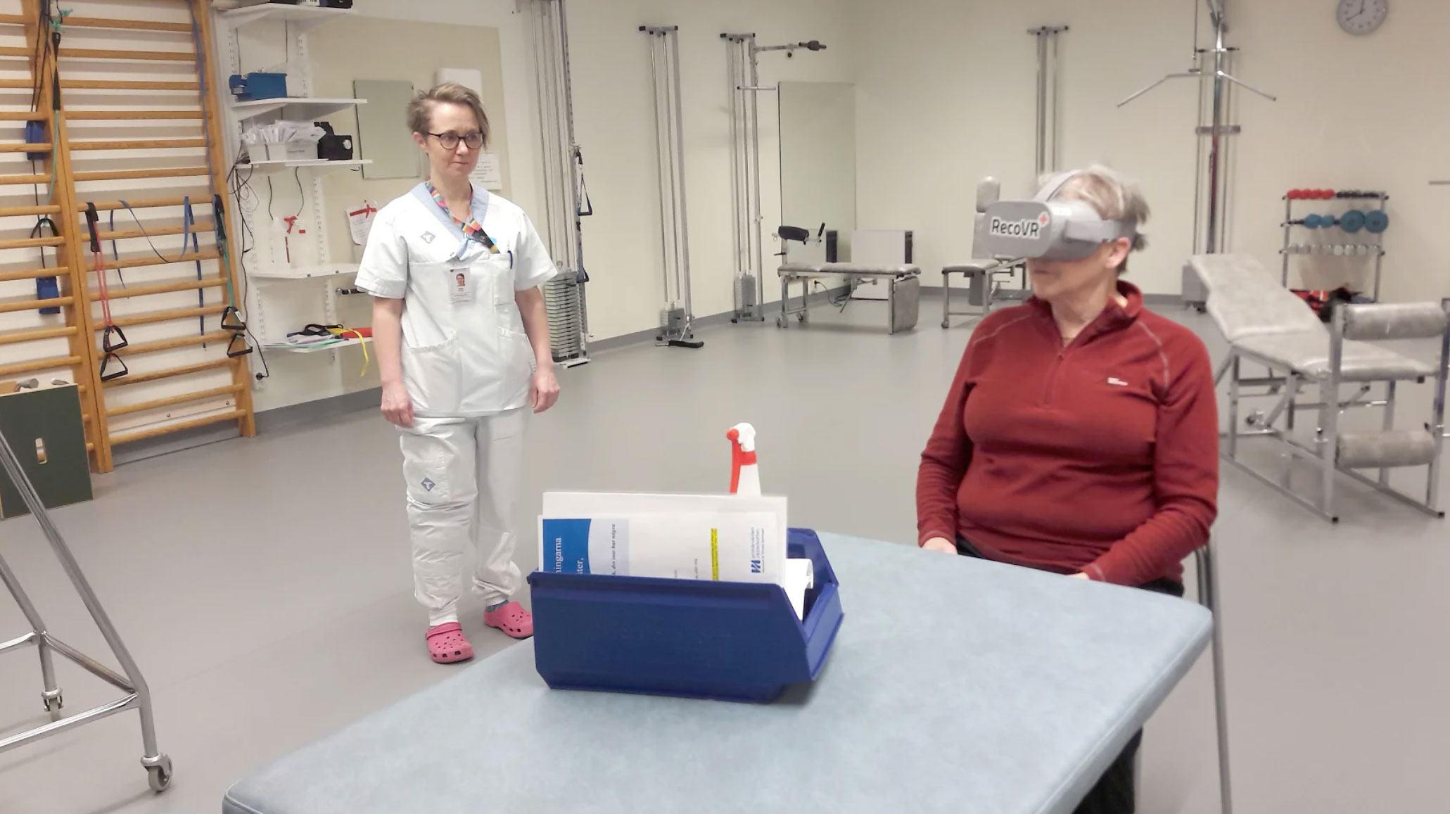 Fysioterapeut Mimmi Sokka och patienten Ann-Katrin Lundqvist testar de nya VR-glasögonen vid Storumans sjukstuga.