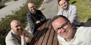 Linus Ström, Joel Jonasson, Patrik Knutsson, Rickard Jäger från Blast Bit vid ett bord i sol.
