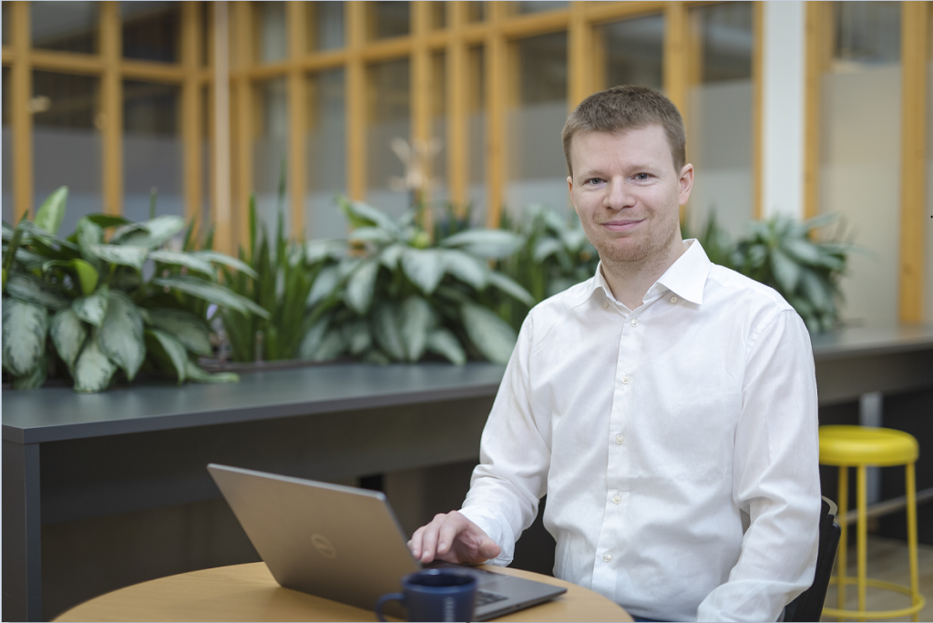 Alexandre Bartel, professor för WASP vid instiutionen för datavetenskap, Umeåuniversitet. Alexandre sitter framför en laptop i café-miljö.