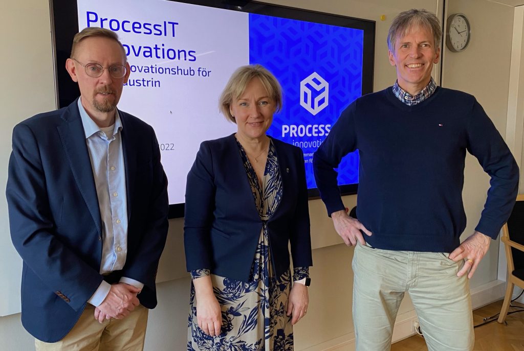 Pär-Erik Martinsson, CEO och Per Levén, CSO vid Process IT Innovations med Helene Hellmark Knutsson, Västerbottens landshövding.